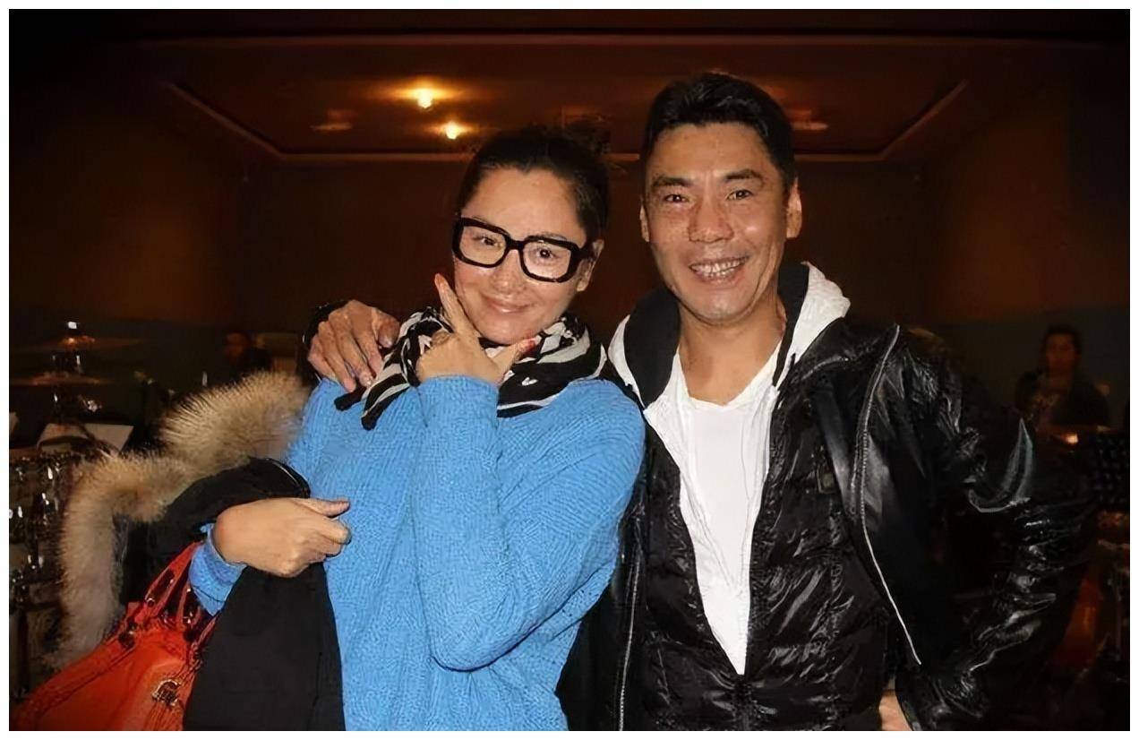 歌手屠洪刚:一婚娶中美混血儿,二婚娶央视主持人,三婚娶经纪人_岳越