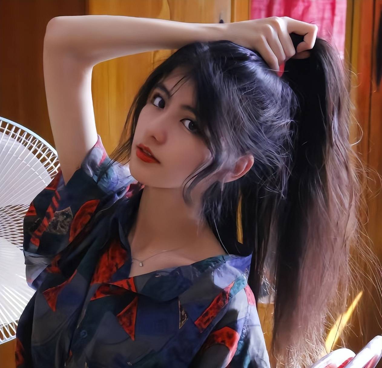 新疆女高中生因颜值走红,精致五官仿佛洋娃娃,侧脸神似迪丽热巴_女生