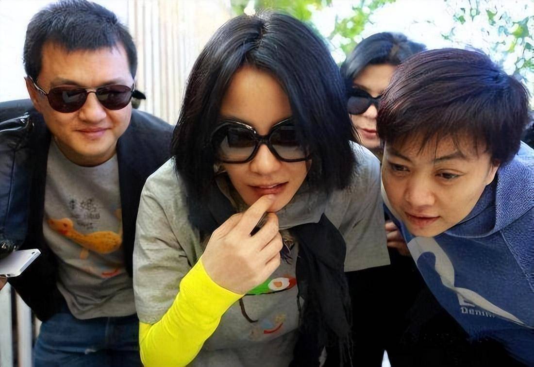 55岁景岗山回应嗜酒,儿女都已考上大学,老婆是李亚鹏经纪人_马葭_王菲