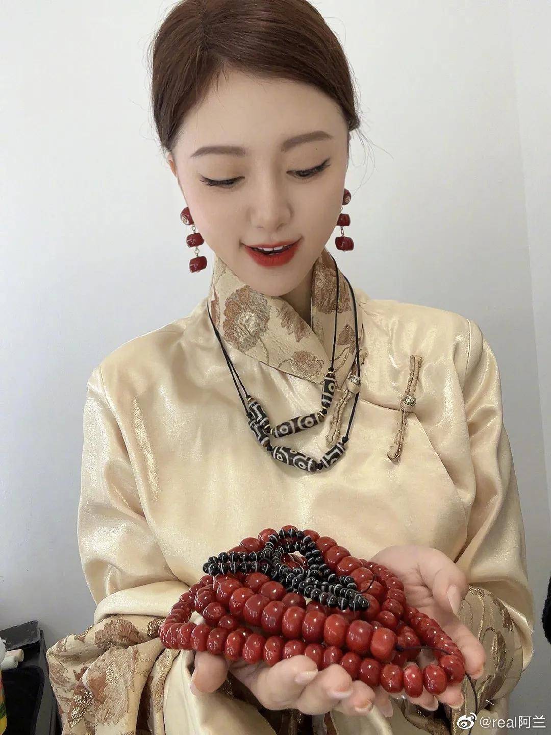 这些搭配在一起确实挺漂亮显示出了阿兰的雍容华贵但网友说能不能