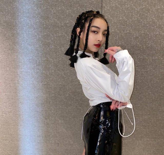 当红歌手vava公开恋情,小2岁男友梳脏辫眼神犀利,恋情早有端倪_孩子王