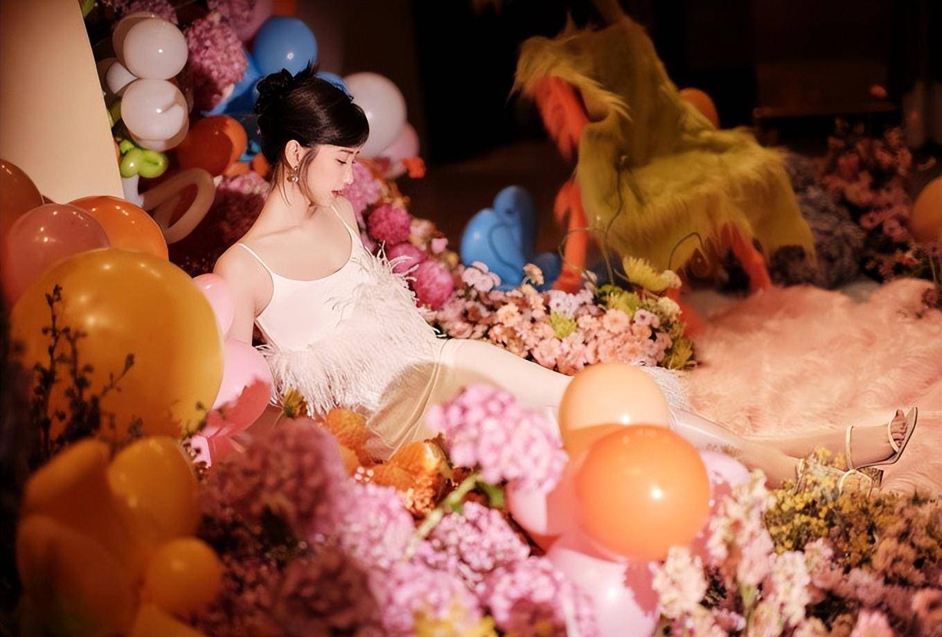 毛晓彤生日晒九宫格庆生照片,白色羽毛吊带长裙尽显清纯迷人气质_花束