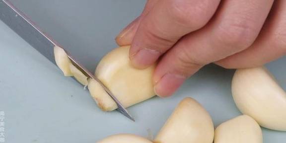 腌腊八蒜时，最忌直接加醋腌，掌握3个小窍门，8小时就碧绿又入味(图5)