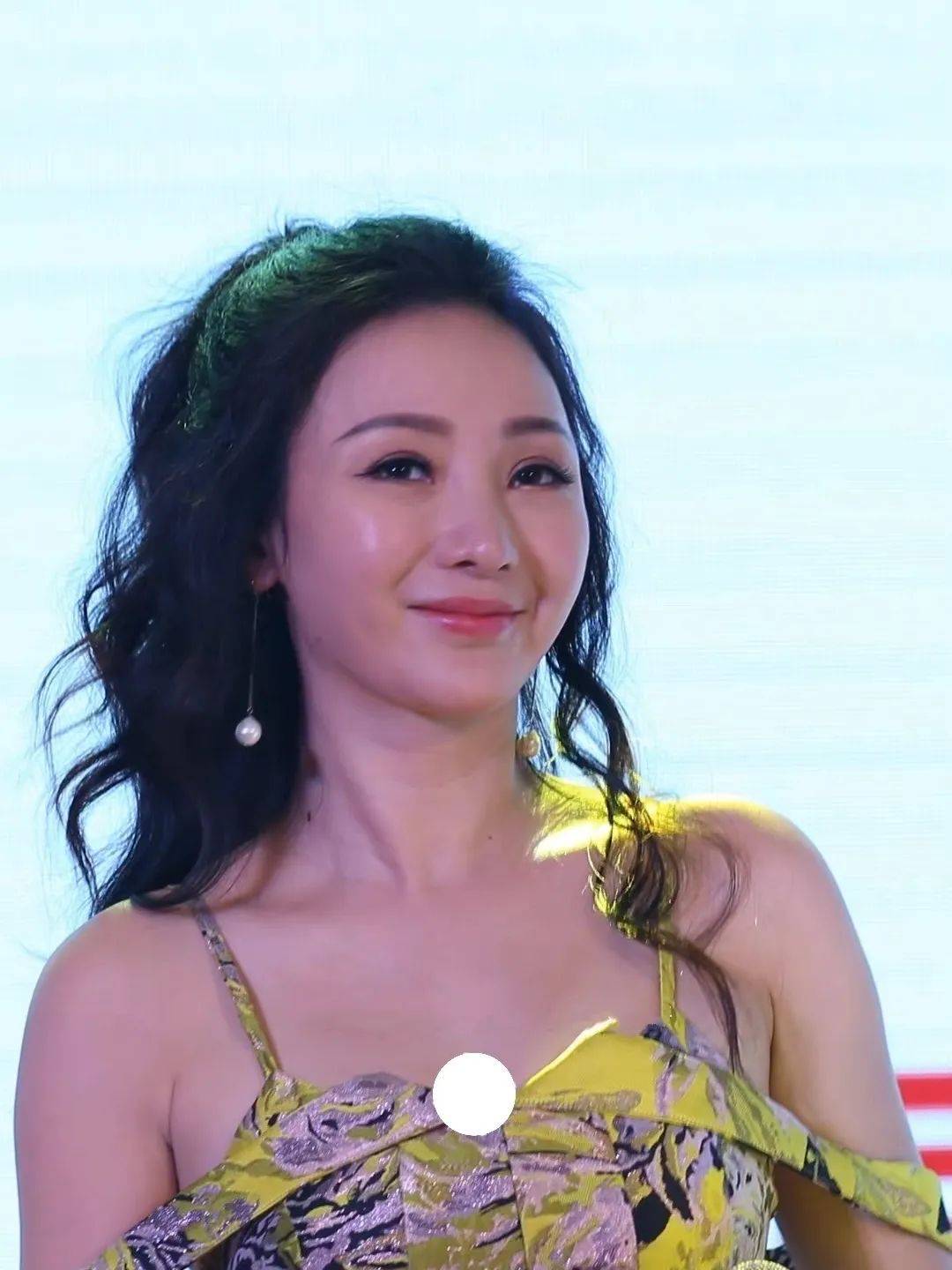 柳岩在一些活动上的照片,其实也很能暴露她脸部的问题,比如眼角的皱纹