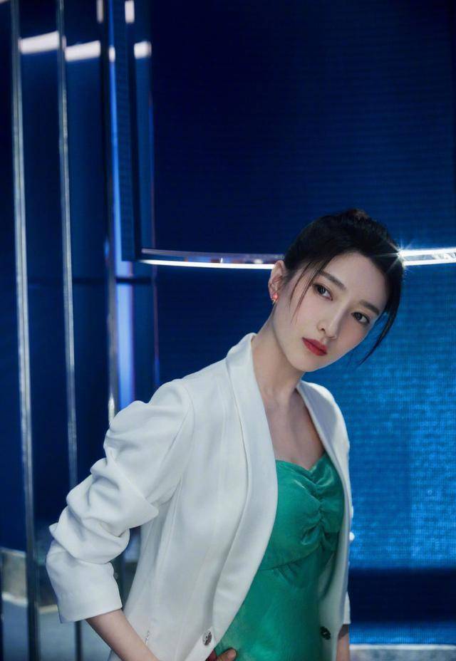 江疏影出席活动,流苏马尾成亮点,这个造型你get到了吗?