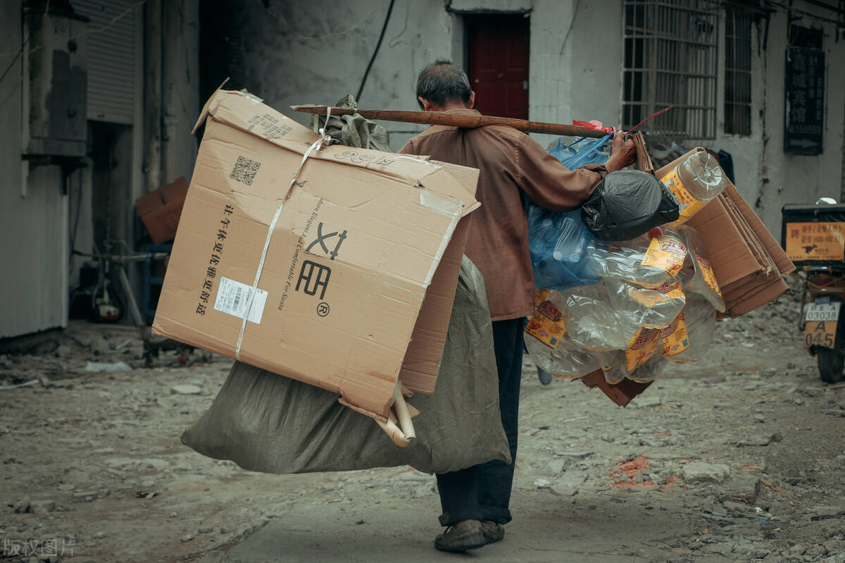 网曝三人当街飞踹围攻拾荒老人,并拍下视频取乐