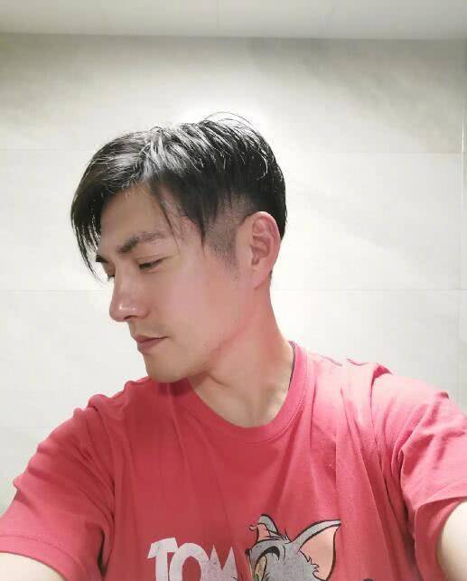 晒出剪发后的正面照后,严屹宽又晒出侧脸照,看起来真的剪得很专业