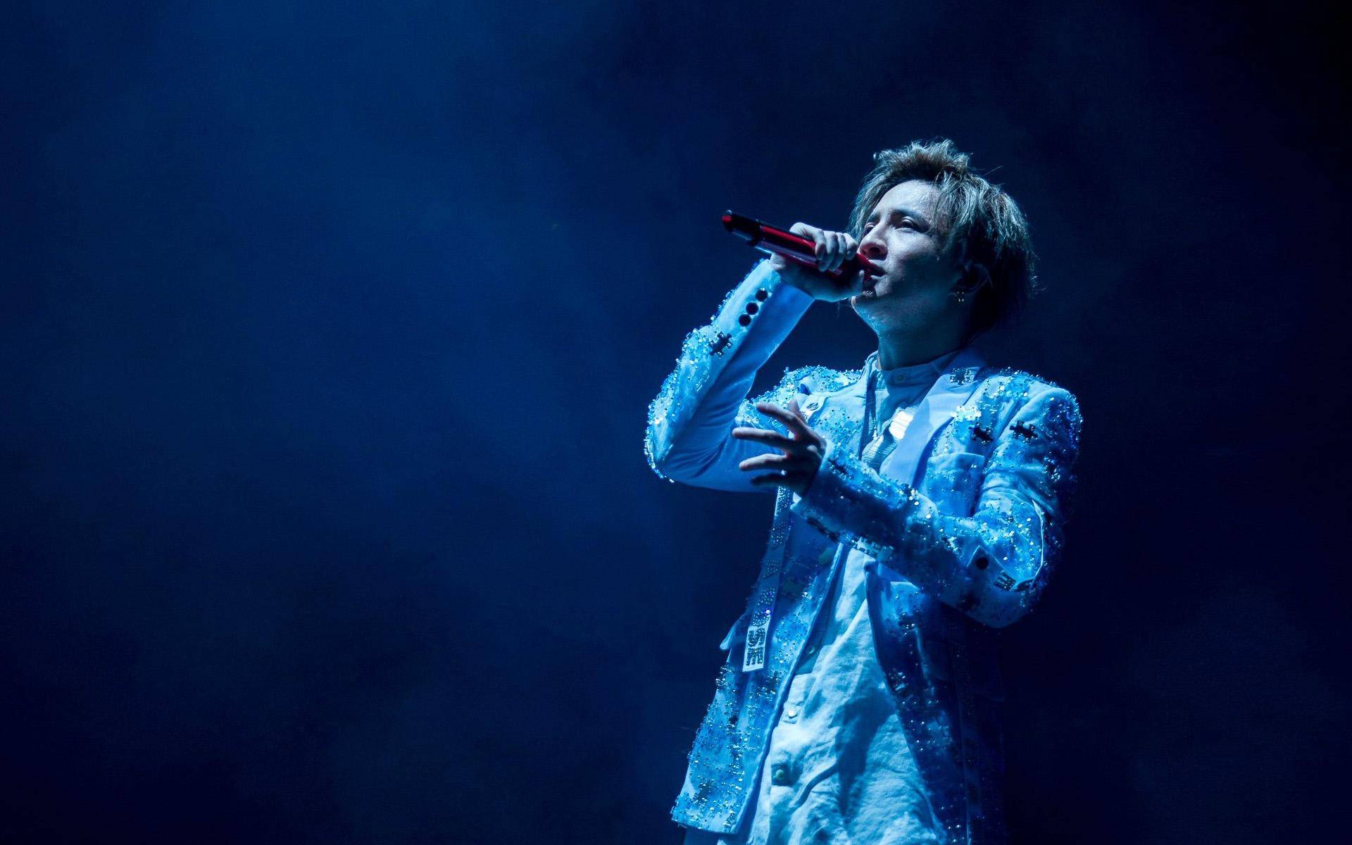 薛之谦发现朱兴东话筒的音调变了但唱到一半的时候薛之谦在台上与