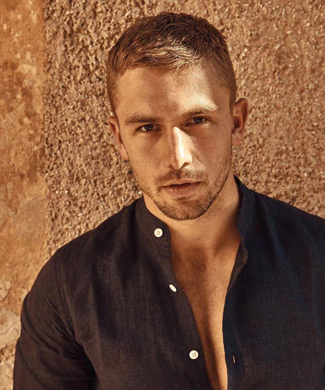 他首次获得意大利时尚圈的肯定,成为阿玛尼男模面孔_yates_james_外形