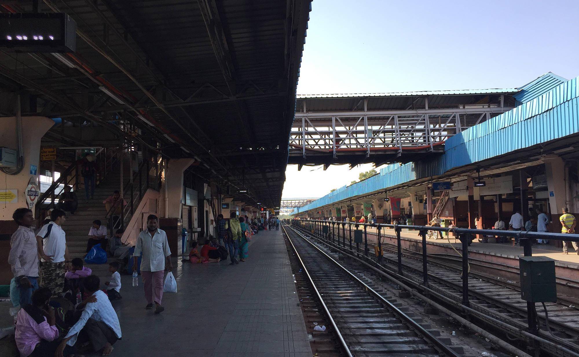 实拍印度首都德里火车站,坐火车的人超多,大家看看差距有多大?