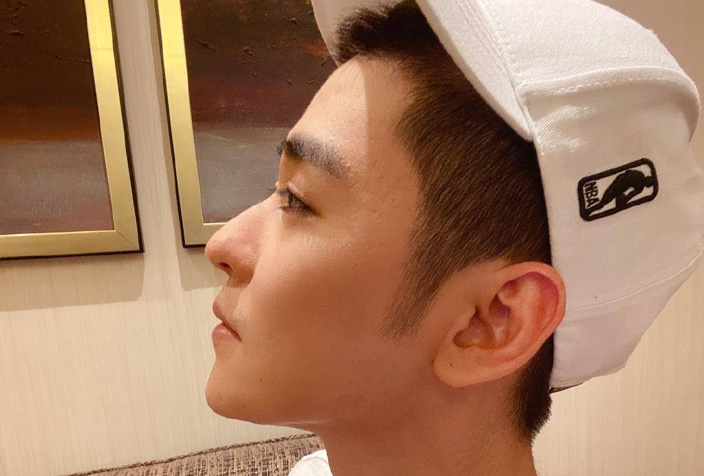 德云社张云雷晒近照,展示完美下颚线,颜值不输内娱小鲜肉_舞台_因为