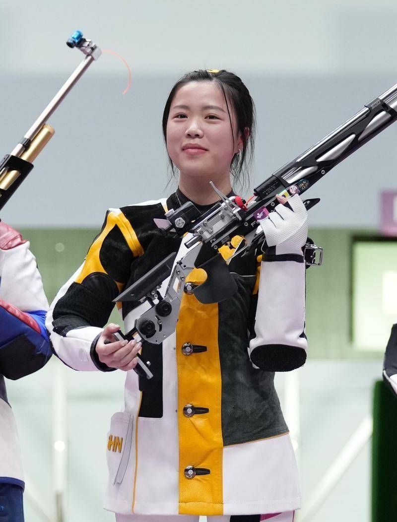 "双金女孩"杨倩:18岁上清华,20岁奥运夺冠,如今因穿衣惹争议_射击