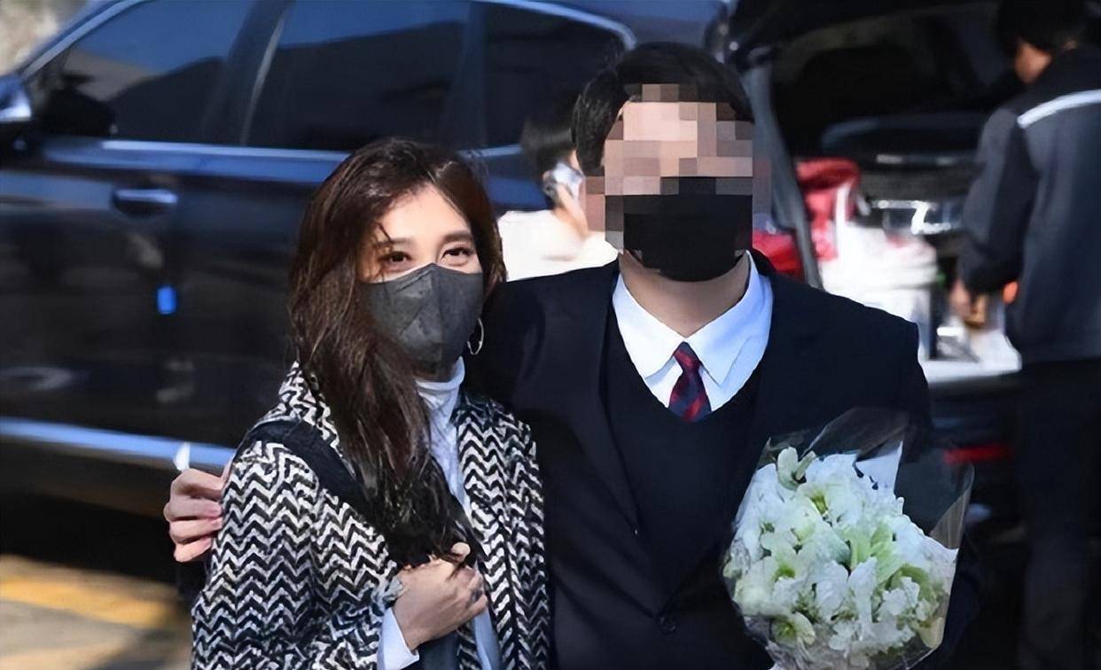 52岁李富真:与儿子同框美到犯规,当年下嫁保镖看似愚蠢实则妙招