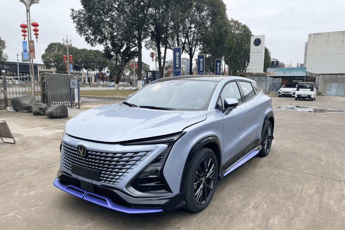 当然在外观方面,新车并没有特别大的调整,基本延续了2022款车型的设计