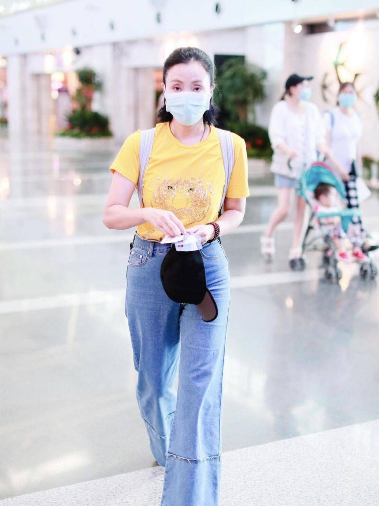 这条裙子还搭配了一双小白鞋很有学生风确实还挺年轻的