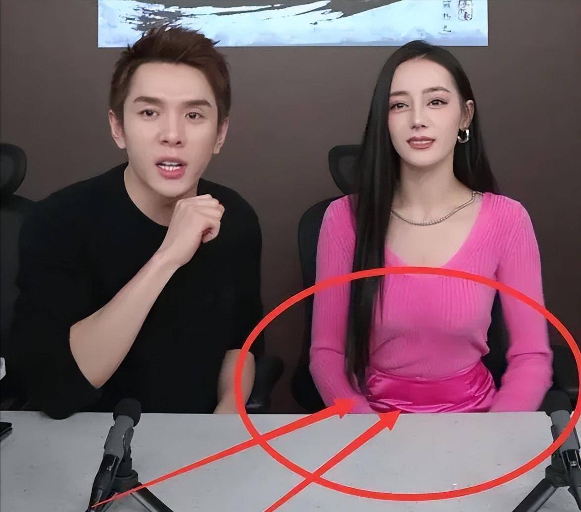 迪丽热巴直播中频繁遮肚子,当她手拿开那刻,网友惊呼:好家伙!