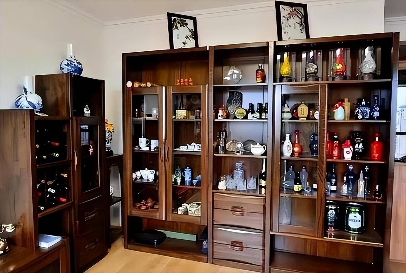 厦门一土豪晒父亲私人藏酒柜,却遭网友嘲讽:原来是个"伪富豪"_因为