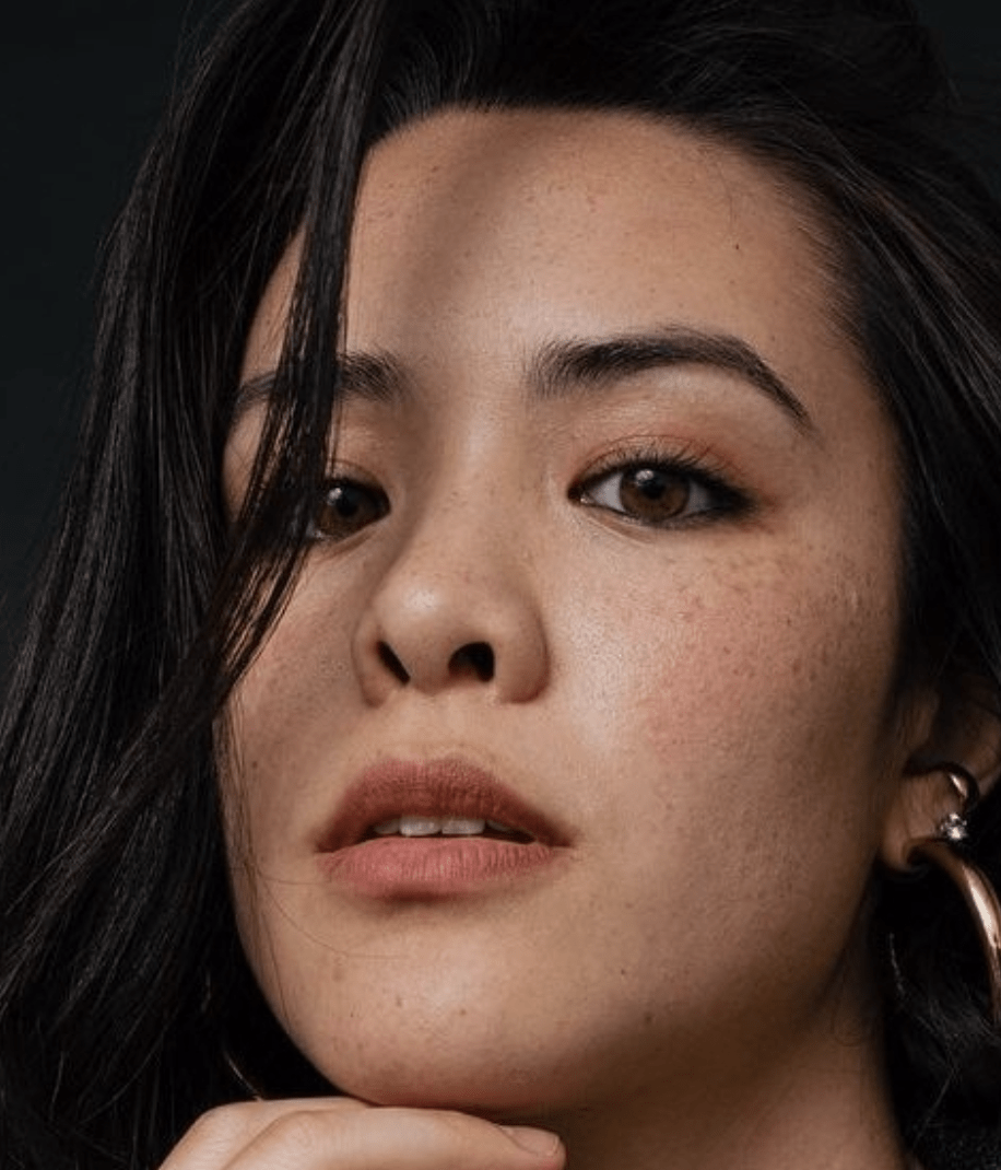 钟丽缇25岁大女儿晒性感写真,满脸雀斑太真实,身材丰腴超自信