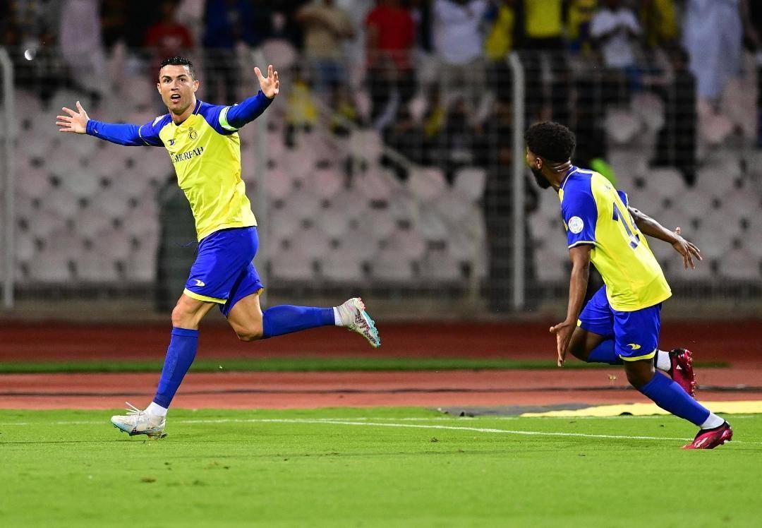 足坛刺激一夜！C罗新纪录，梅西自愧不如，意甲豪门狂甩米兰22分_搜狐网