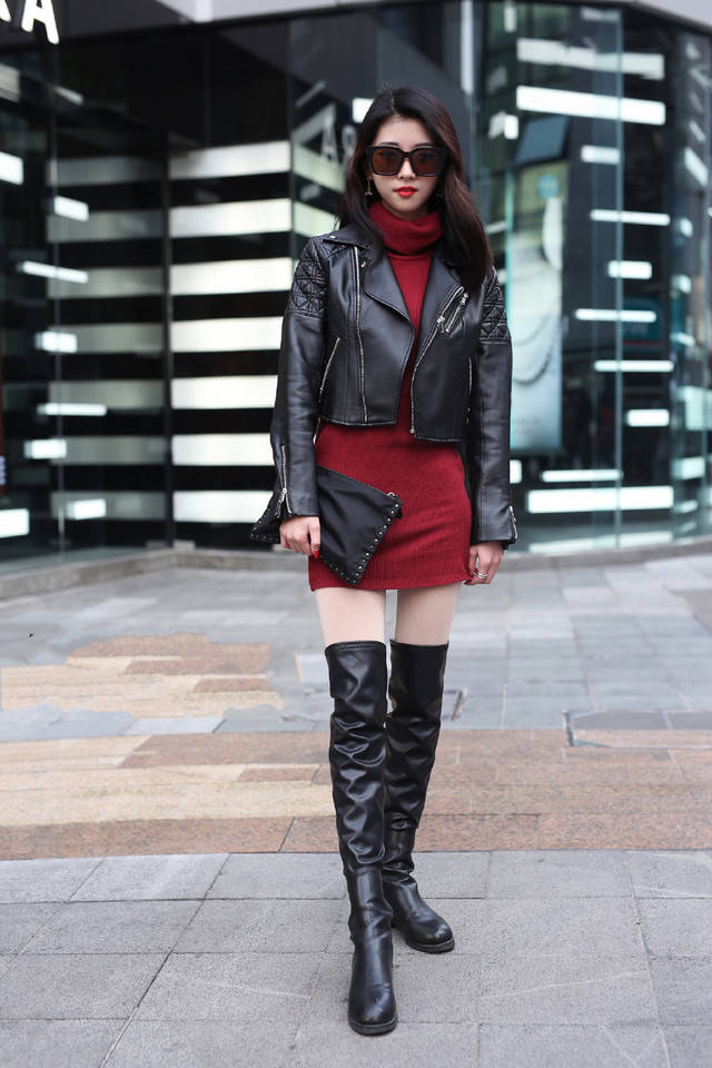 街拍:皮夹克搭配针织衫,美女身上成熟的气质展露无疑_牛仔裤_时尚