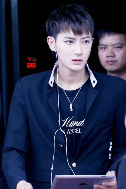 染回黑发的黄子韬,这哥们简直要帅出天际了!_发型_少年_裤子