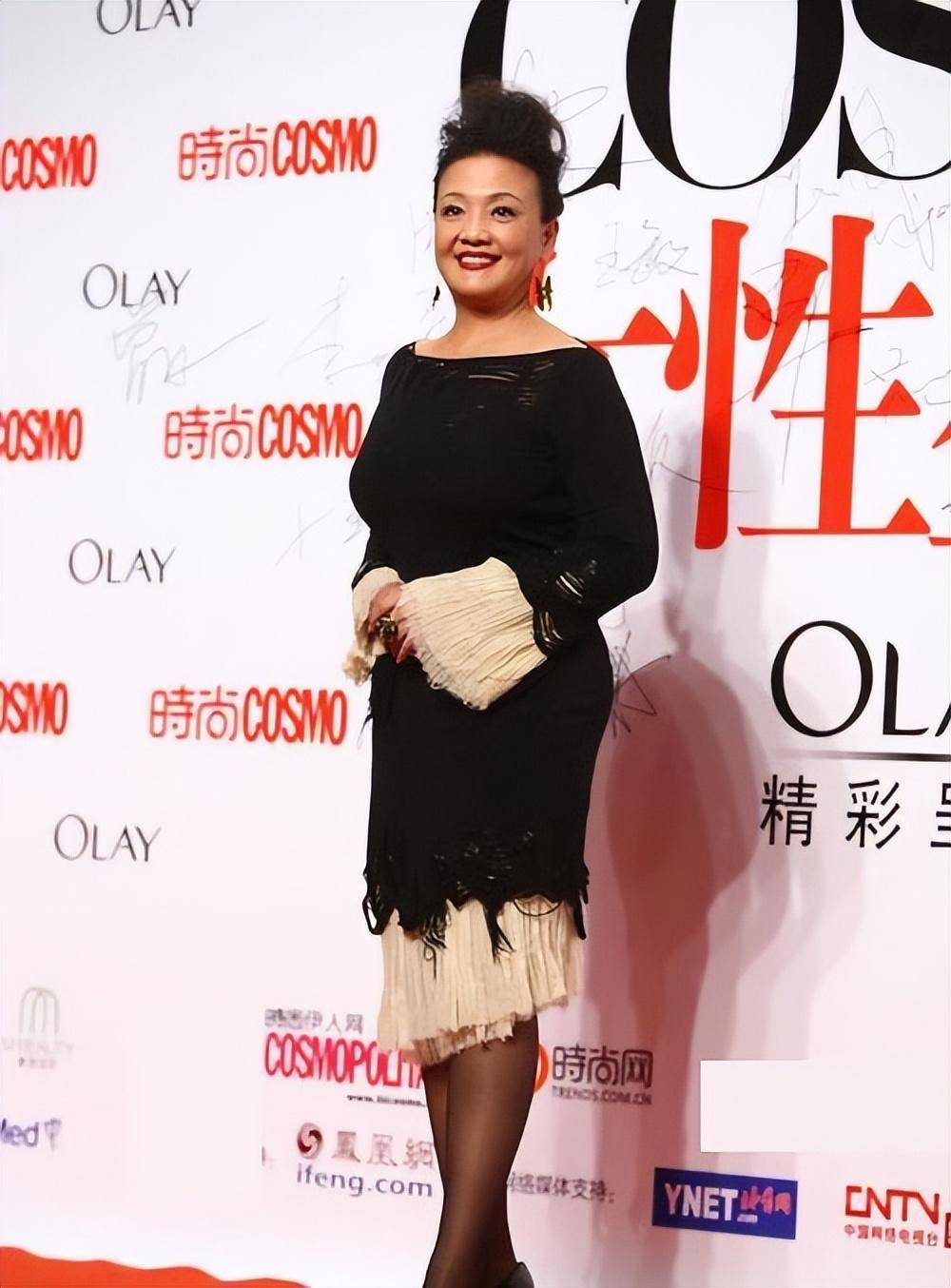 64岁的张兰,气质身材穿搭女人味,完胜很多同龄人!_下图_显得_发型