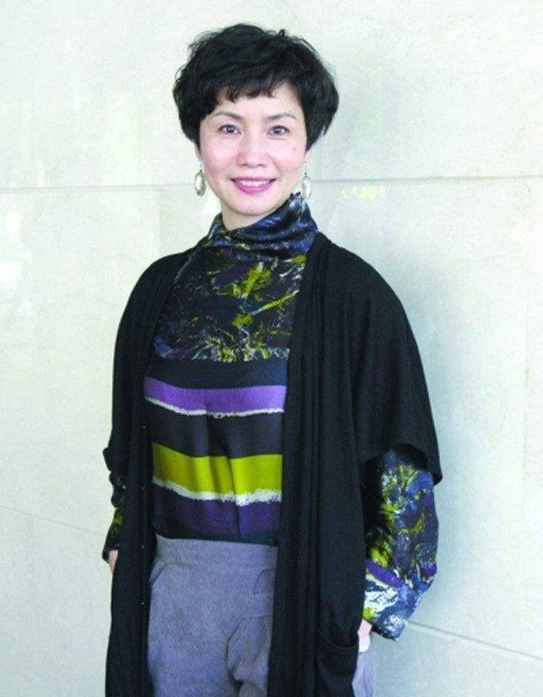 前电视主持人徐俐,素颜照满面春风有气质,她和二婚老公很幸福_张天蔚