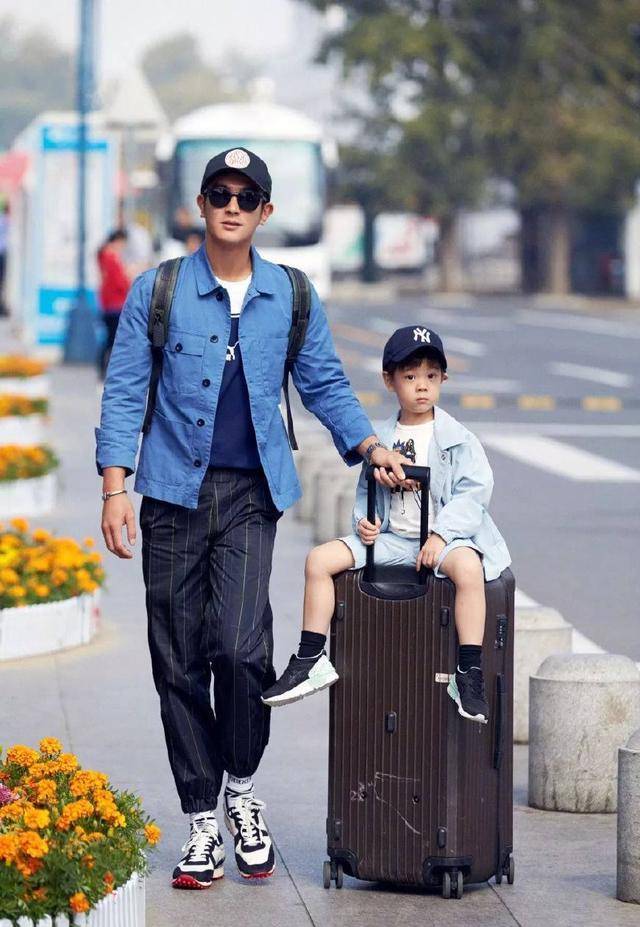 杜江在《红海行动》杀青后,带着自己的八块腹肌和嗯哼参加了《爸爸5》