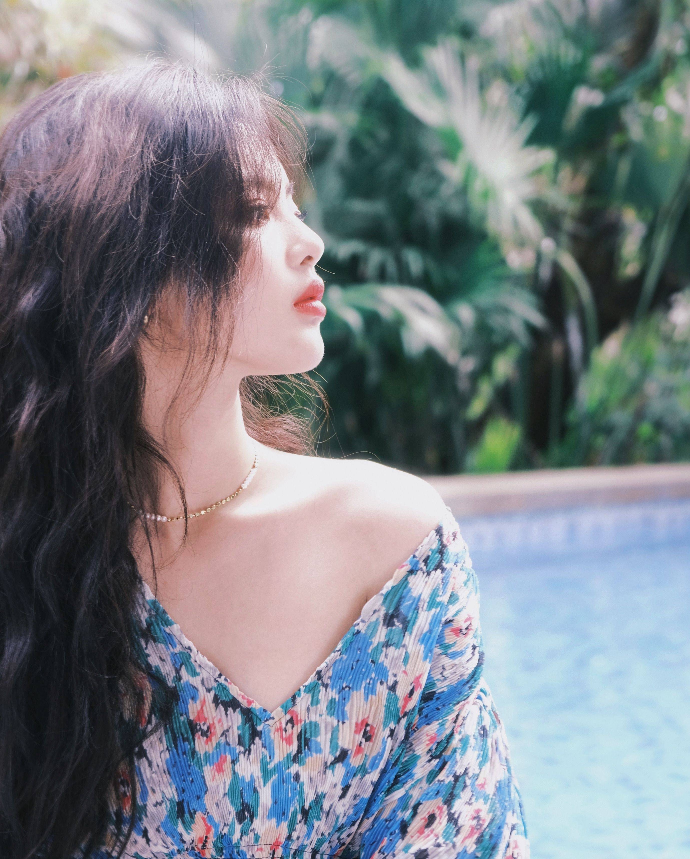 杨超越吊带裙泳池性感写真_夏天_日记_气质