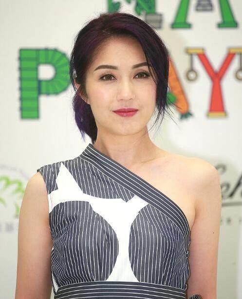 陈慧琳和杨千嬅同框比美,同穿斜露肩,同岁辣妈谁更胜一筹?