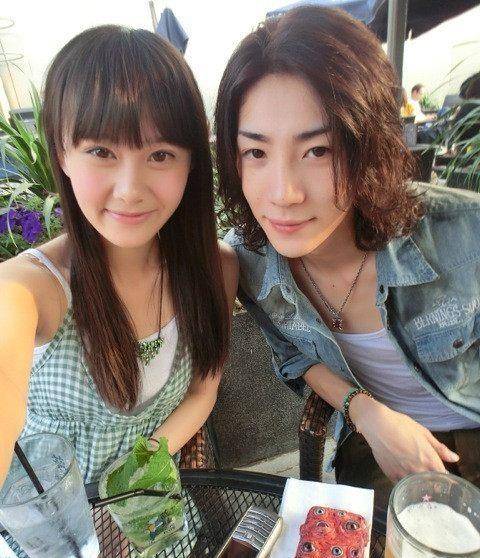 正在片场休息的曹曦月与许峰.