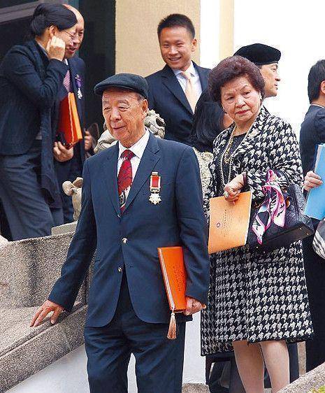 何鸿燊诞生,不是何超琼,坐拥千亿的他一年到头住酒店不回家_吕志和