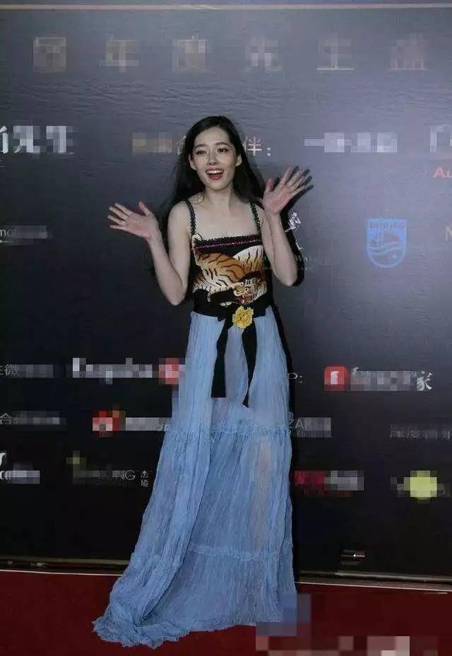 郭碧婷活动未修图照片曝光变"龅牙珍",女神光环掉一地啊!