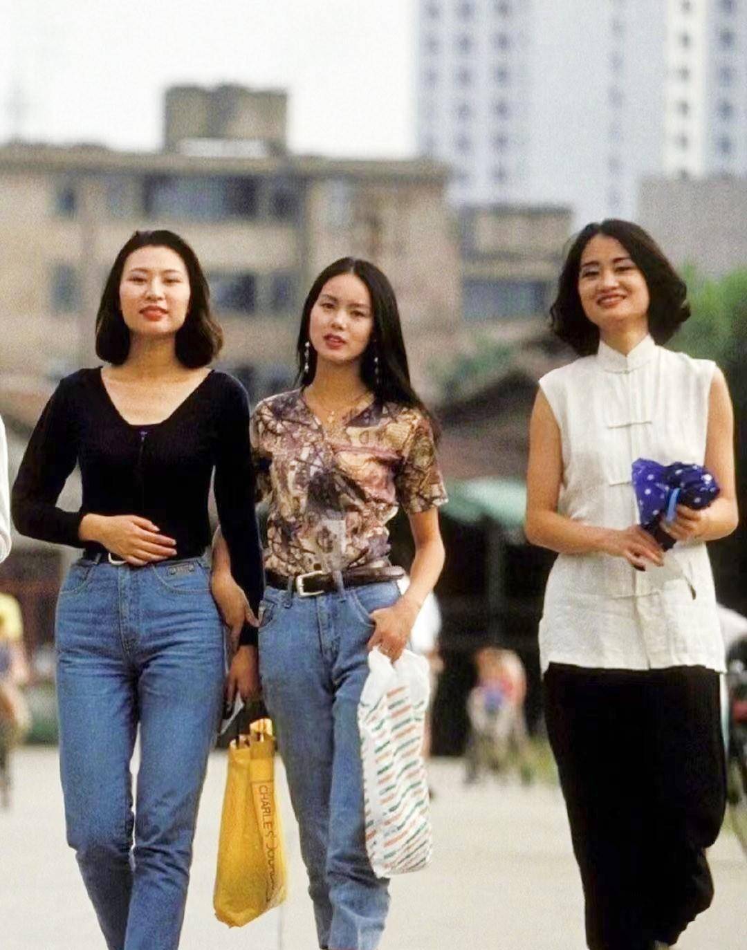 90年代妈妈们的穿搭绝了!香奈儿,lv随意搭,才明白为什么嫌我土