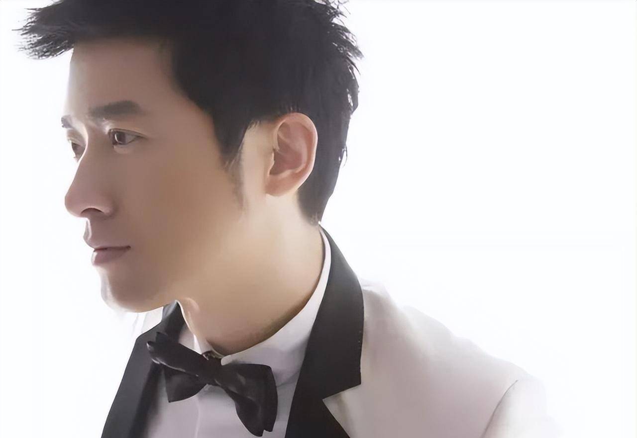 公孙策在剧中的现,是何等的潇洒,让无数的女子为之倾倒.