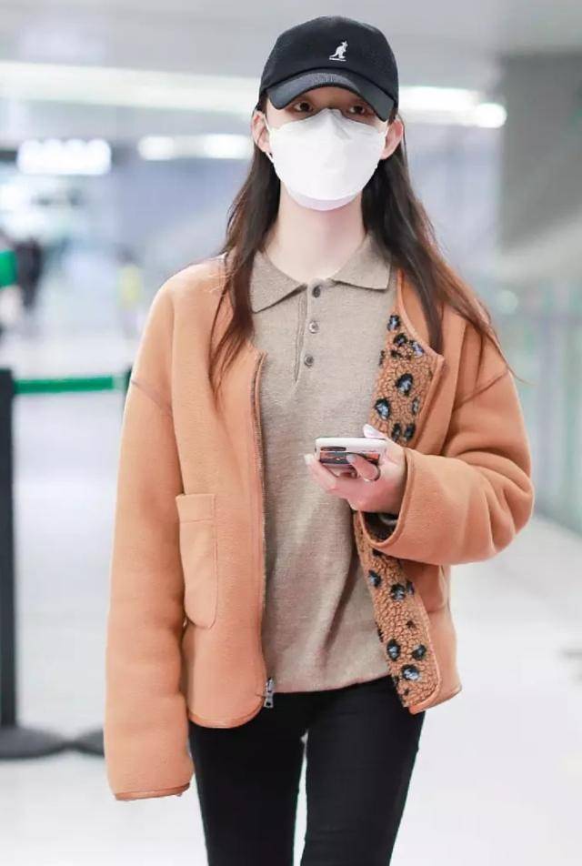 少女林允太养生,穿搭保暖戴口罩现身,一路小跑呆萌可爱_美人鱼_电影