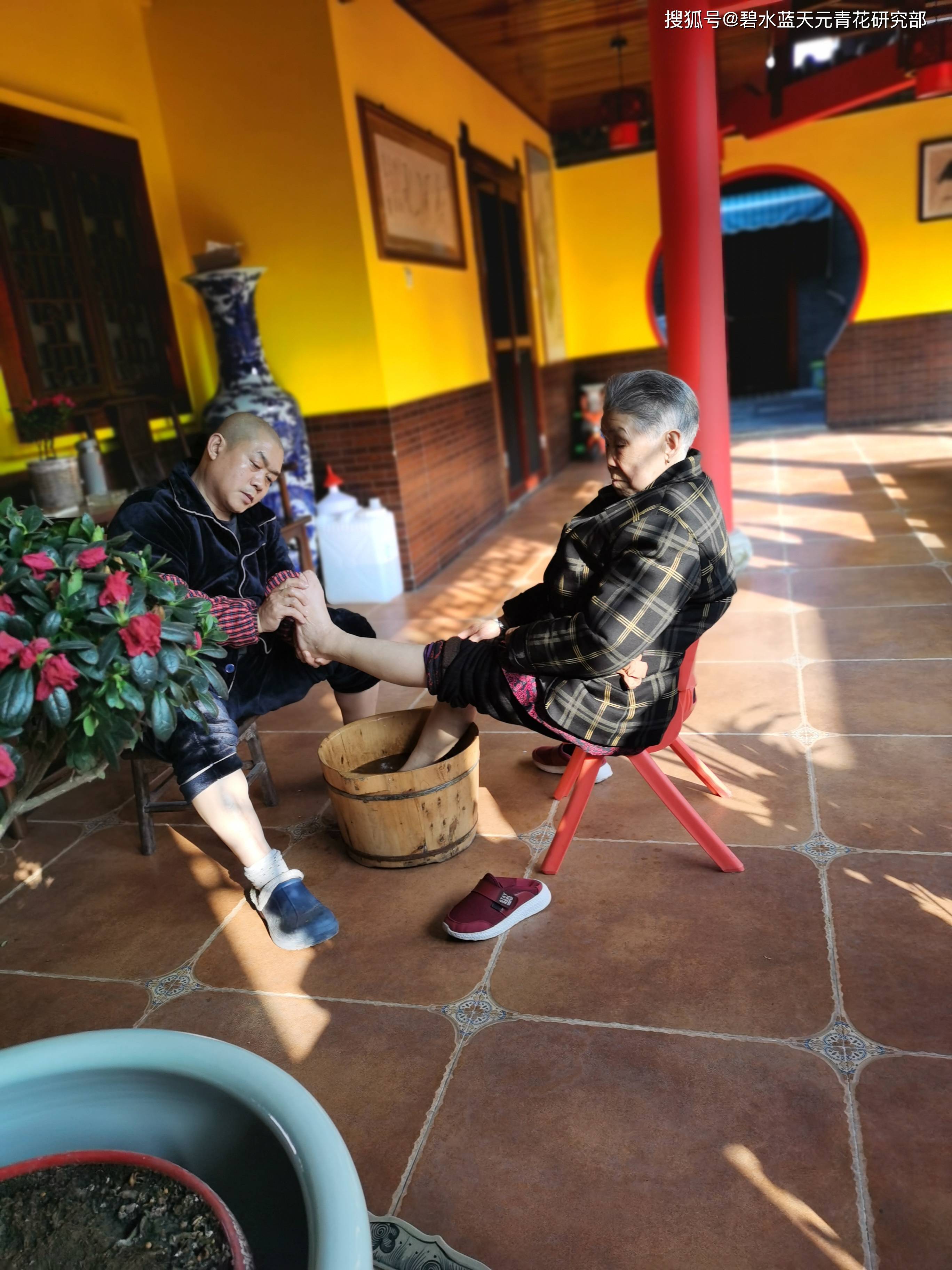 记录|感恩母亲,百善孝为先,碧水蓝天文化艺术馆馆长马平给母亲洗脚