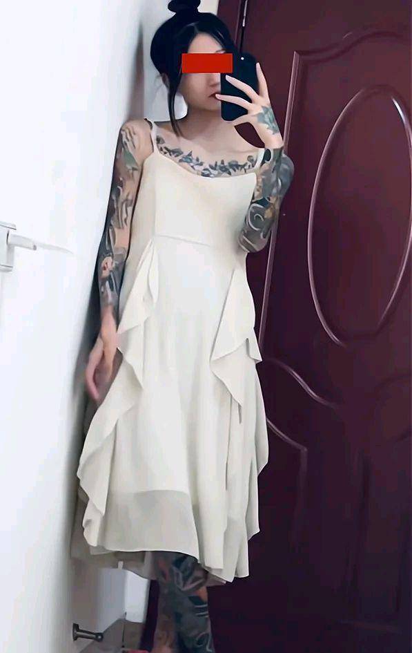 四川女子通体纹身,对着镜子悔不当初,怪我年轻不懂事,网友活该_进行