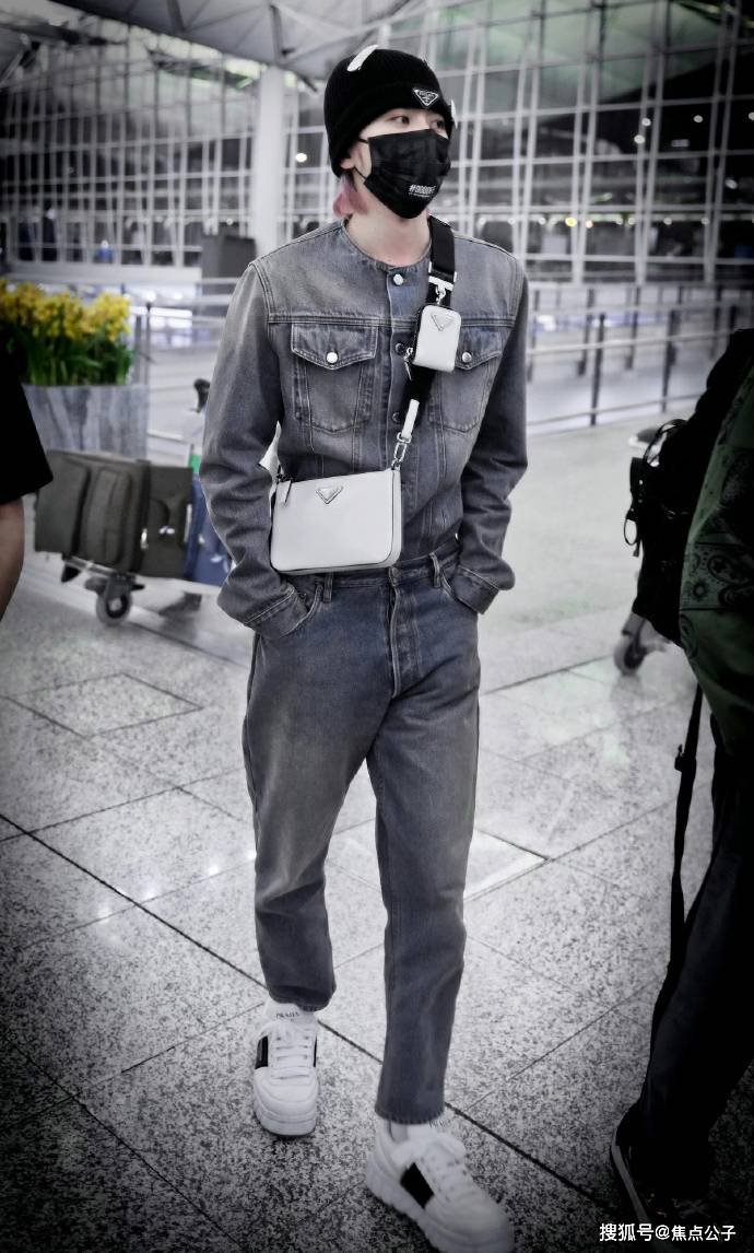 蔡徐坤出发米兰时装周路透比例惊人,又酷又随性_网友_专业_牛仔