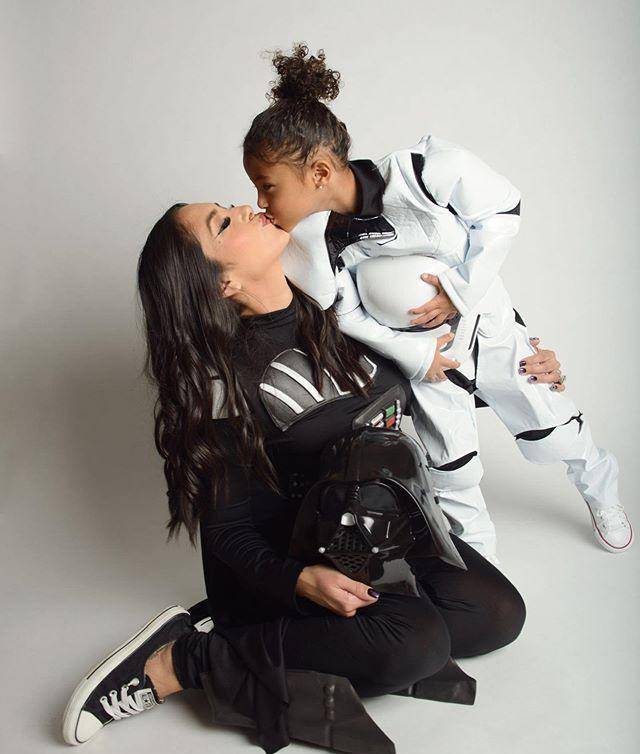 科比老婆万圣节过得很开心!久违的笑容,3岁女儿化身小兵,好可爱