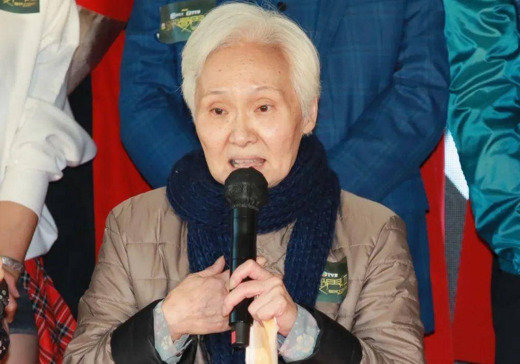 76岁雪妮晚年双耳听力丧失,老公寸步不离照料_助听器_生活_问题