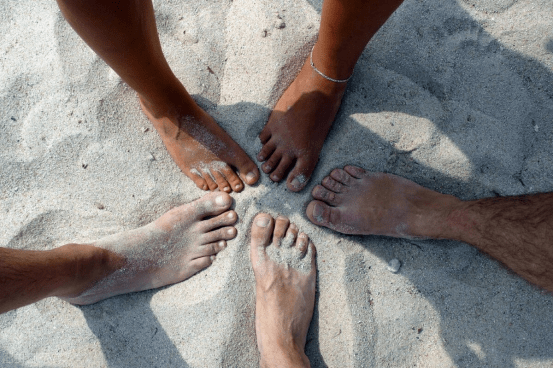 315曝光"脚踩酸菜",还有这5种食物必须用脚踩出来,你吃过几种_进行