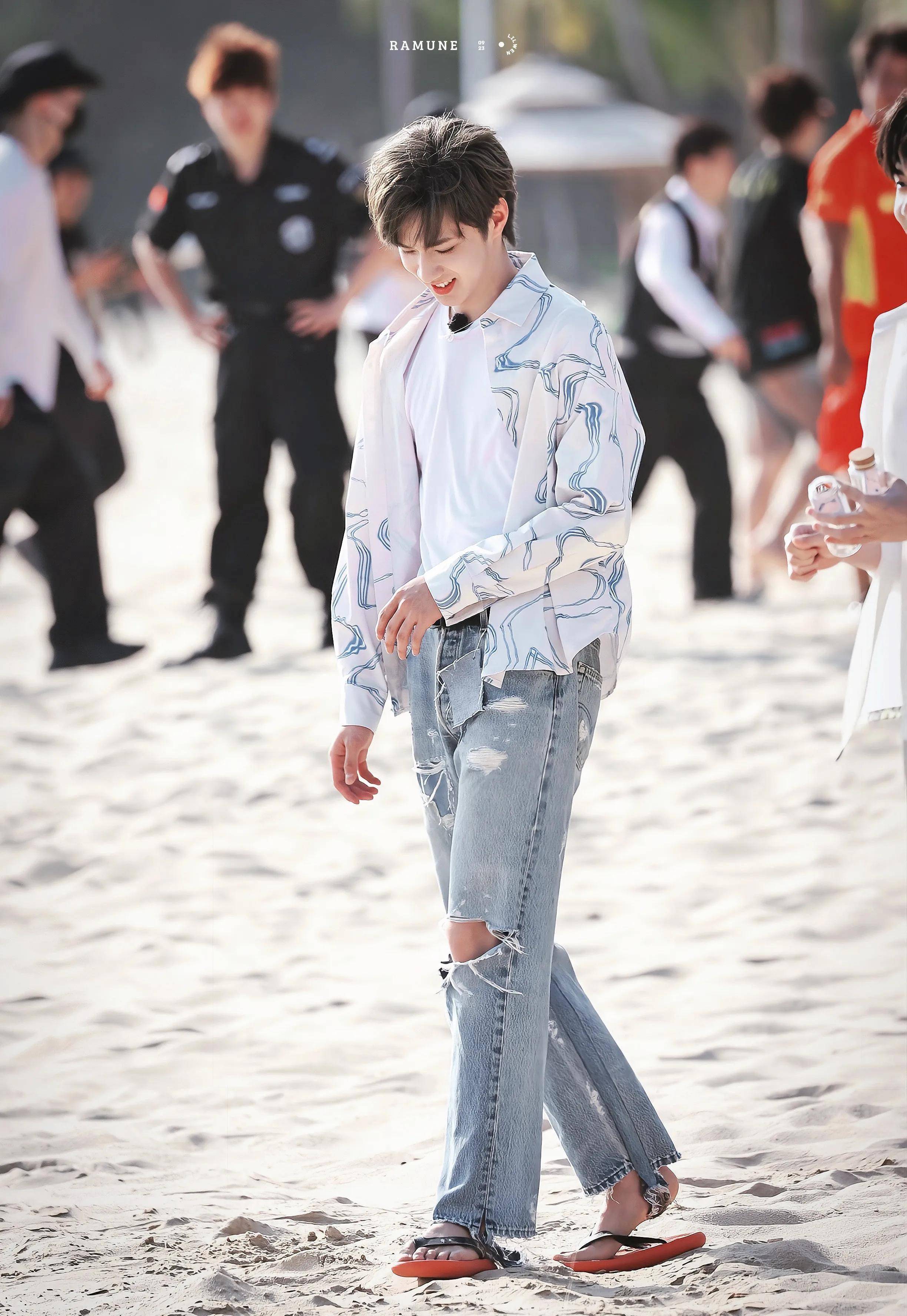 时代少年团刘耀文三亚录团综好有少年感,穿花衬衫仿佛在演偶像剧_玫瑰