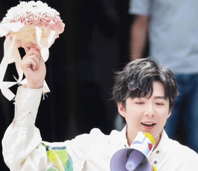 婚纱礼服之约外,刘宇宁和他的粉絲们的今世情缘也发生在别的巡回演唱