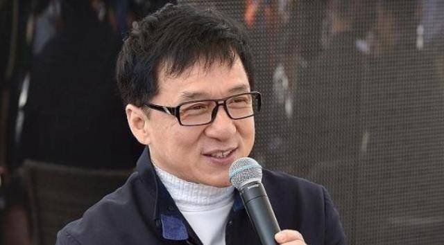 成龙参观张北草原天路,当地否认下通知封路,问题来了:谁干的?