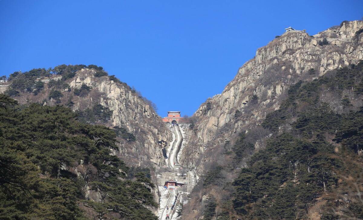 行走散文(泰山行四)攀登天梯,豪情问鼎南天门_红门_台阶_时间