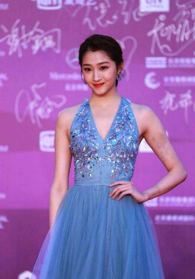 关晓彤把礼服缝起来穿好保守网友:为鹿晗付出的不止这些_真爱_好身材
