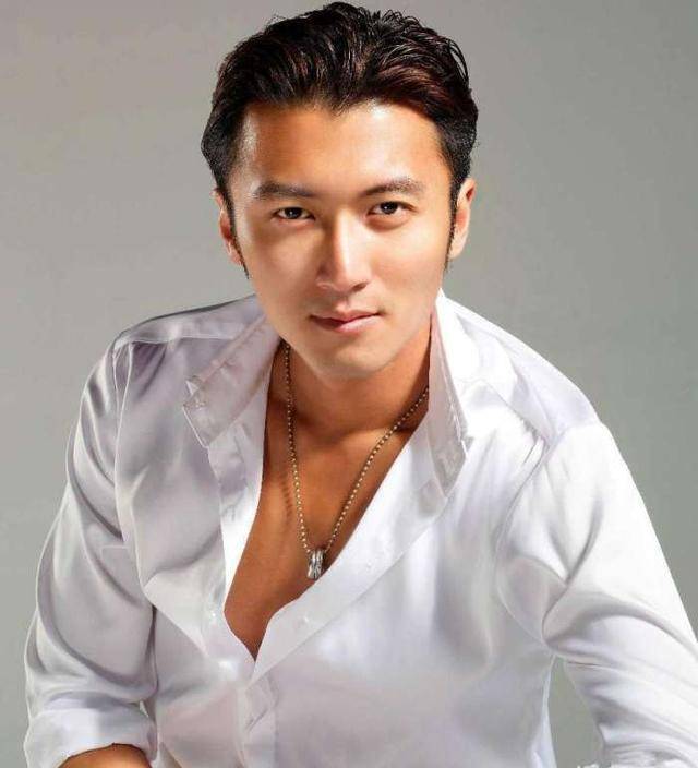 吴彦祖在微博里介绍了自己和谢霆锋同游希腊的感受,称三天的希腊旅程