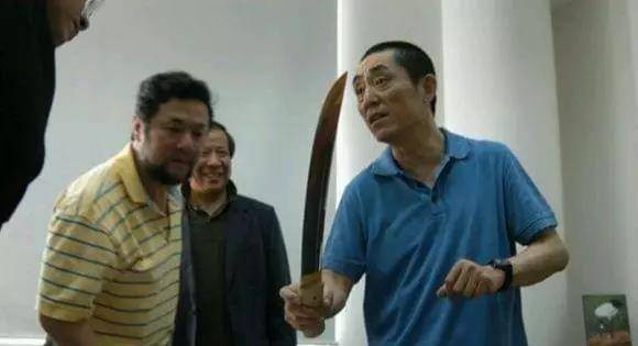 日本演员高仓健送张艺谋一把刀,直言:这把刀可以在北京买一套房_中国