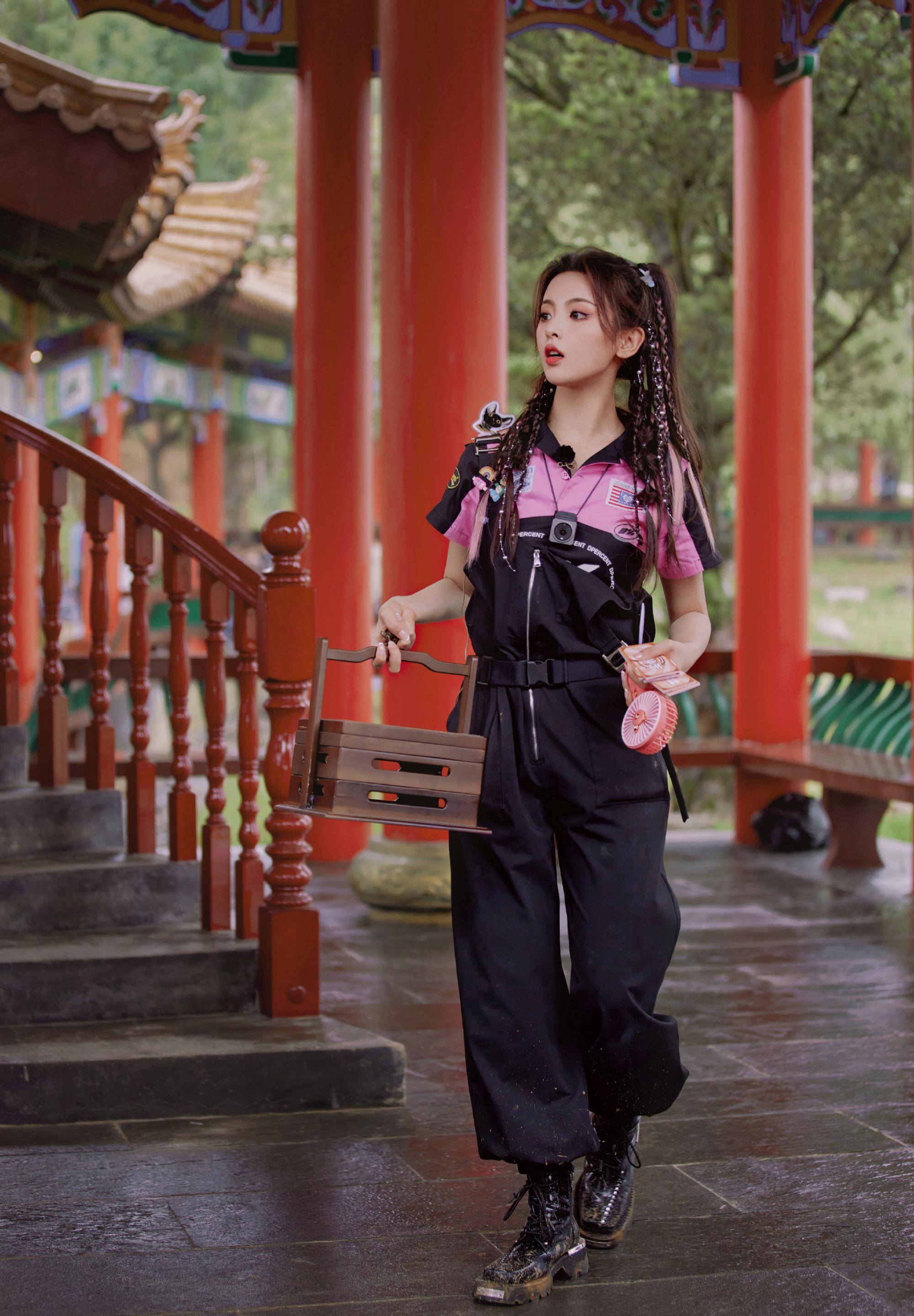 杨超越综艺最新穿搭三则:简单的t恤穿出不同的元气,超有活力的_服装